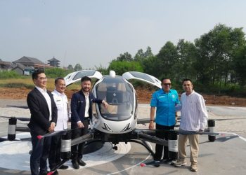 Selebriti Raffi Ahmad (kanan) berfoto di samping taksi terbang EHang S216 di Pantai Indah Kapuk II Tangerang Banten. (Foto: Ist./ gridoto.com).