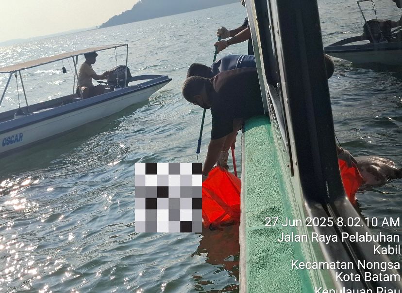 Tim SAR mengevakuasi salah satu korban kapal tenggelam di Perairan Nongsa, Jumat, 27 Juni 2025. (Foto: Basarnas Batam untuk HMS)