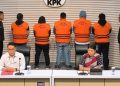 KPK menetapkan lima orang dalam operasi tangkap tangan (OTT) di Sumatera Utara sebagai tersangka (rompi oranye) pada Sabtu, 28 Juni 2025. (Foto: Ist./ detik.com).