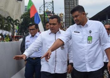 Gubernur Sumut, Bobby Nasution bersama Pj. Sekda Kota Medan Topan Obaja Putra Ginting (kiri) saat meninjau underpass HM Yamin di Medan, Sumatra Utara, 15 Januari 2025. (Foto: Ist./ tempo.co).