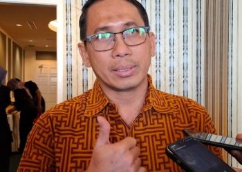 Kepala Dinas Pendidikan Kota Batam, Tri Wahyu Rubianto saat memberikan keterangan kepada wartawan di hotel Harmoni One, Minggu, 29 Juni 2025. (Foto: Istimewa).