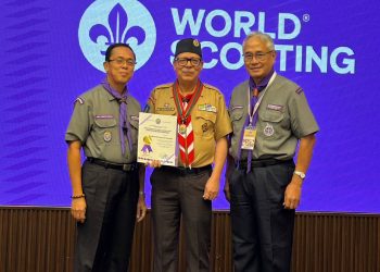 Berthold DH Sinaulan (tengah) penerima penghargaan tertinggi kepanduan Asia-Pasifik dari Direktur Regional Kepanduan Asia-Pasifik JR Pangilinan (kiri) dan anggota Komite Kepanduan Asia-Pasifik, Brata Tryana. (Foto: Ist./B-8).