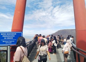 Suasana Pengunjung Pada saat Tahun baru Islam dan Libur sekolah di Lokasi wisata Waterfront City Pangururan Dan Menara Pandang Tele Pada Sabtu, 28 Juni 2028. (Foto: Hendrikoh).