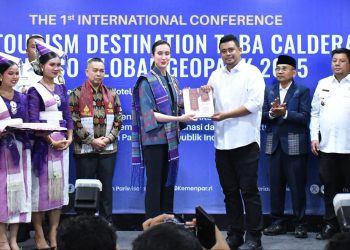 Menteri Pariwisata RI Widiyanti Wardhana Saat Membuka acara The 1st International Conference Geotourism Destination Toba Caldera Unesco Global Geopark 2025, (Foto:  Kominfo Samosir).
