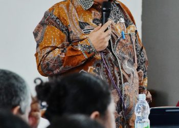 Asisten II Ekbang Hotraja Sitanggang, ST, MM, Membuka Rapat Penyusunan Naskah Akademik Rancangan Peraturan Daerah Perlindungan dan Pemberdayaan Petani. (Foto: Hendrikoh).