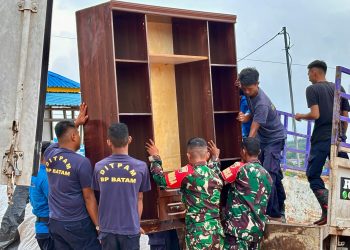 Terlihatteam dari TNi dan Ditpam BP Batam membantu perpindahan warga Rempang ke Tanjung Banun. (Foto: Humas BP).