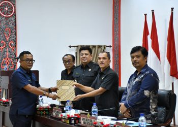 Bupati Samosir Vandico Timotius Gultom didampingi wakilnya Ariston tua Sidauruk bersama Ketua dan anggota DPRD Kab.Samosir Setelah Rapat Persetujuan bersama Atas Ranperda 2025-2029. (Foto: Hendrikoh).
