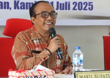 Wakil Bupati Samosir, Ariston tua Sidauruk Membuka Rapat High Level Meeting TP2DD tentang pajak dan retribusi. (Foto: Hendrikoh).