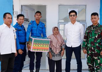 Warga Rempang dibantu tim BP Batam untuk pindah ke rumah baru di Tanjung Banun. (Foto: Humas BP).