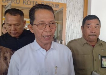 Wali Kota Batam, Amsakar Achmad saat memberikan keterangan kepada wartawan usai rapat paripurna di DPRD Kota Batam, Senin, 30 Juni 2025. (Foto: HMStimes./ Holdan).