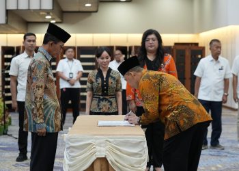 Penandatanganan surat perjanjian oleh dr. Tanto yang dipilihmenjadi direktur di RSBP Batam oleh kepala BP Batam. (Foto: Humas BP).