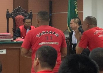 Bonefasius Lamapaha dan Yohanes Ndona Woda mengucapkan terimakasih kepada majelis hakim usai divonis pidana penjara selama 4 bulan 5 hari di Pengadilan Negeri Batam, Kamis, 3 Juli 2025.