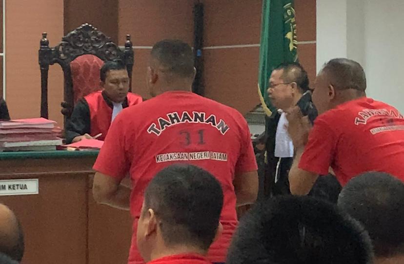 Bonefasius Lamapaha dan Yohanes Ndona Woda mengucapkan terimakasih kepada majelis hakim usai divonis pidana penjara selama 4 bulan 5 hari di Pengadilan Negeri Batam, Kamis, 3 Juli 2025.