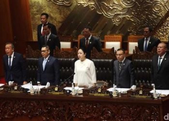 Ketua DPR Puan Maharani (tengah) didampingi para wakil ketua saat pimpin rapat paripurna di Senayan. (Foto: Ist./ detik.com).