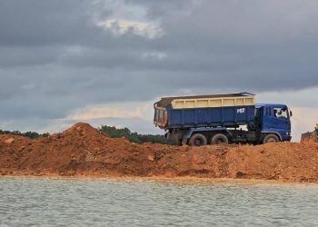 Aktivitas reklamasi yang diduga melanggar hukum lingkungan oleh PT DIA di wilayah pesisir Teluk Tering, Kota Batam, Kepulauan Riau. (Foto: NGO Akar Bhumi Indonesia).
