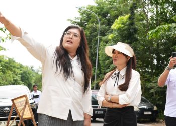 Anggota/Deputi Bidang Pelayanan Umum, Ariastuty Sirait dan Wakil BP Batam, Li Claudia Chandra meninjau lokasi gangguan pipa air bersih di kawasan Hotel Vista, Senin,17 Juli 2025. (Foto: Humas BP).