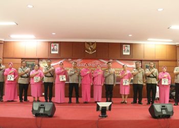 Kapolresta Barelang Kombes Pol Zaenal Arifin saat foto bersama usai upacara Serah Terima Jabatan (Sertijab) untuk beberapa pejabat utama di Polresta Barelang, di Lapangan Apel Mapolresta Barelang pada Senin, 7 Juli 2025. (Foto: Polresta Barelang).