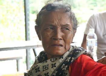 Warga Kampung Tua Rempang Cate, Pulau Rempang, Batam, Nur Suarni (65) saat berada di depan kantor Polresta Barelang. (Foto: Putra Gema Pamungkas).