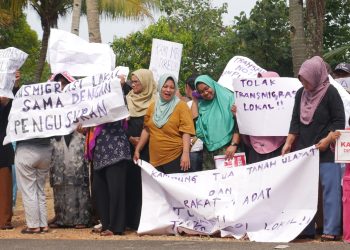 Warga Pulau Rempang berkumpul di Kampung Tua Pasir Merah dan menyuarakan penolakan penggusuran. (Foto: Putra Gema). Pamungkas)
