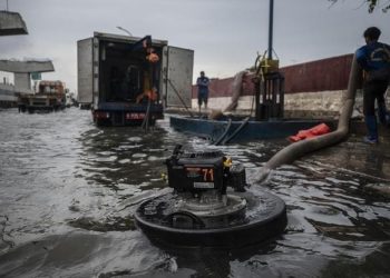 Sebuah unit pompa air mobile saat menyedot banjir di Jakarta. (Foto: Ist./Aprillio Akbar).