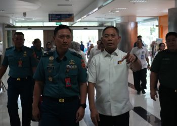 Kunjungan kerja Wakil Kepala Pusat Kesehatan (Wakapuskes) TNI, Laksma TNI Dr. dr. R.M. Tjahja Nurrobi ke RSBP Batam. (Foto: Humas BP).