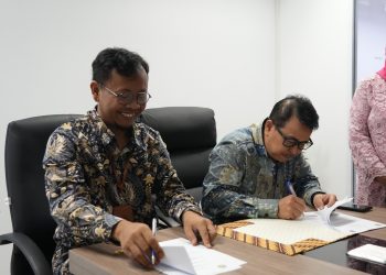 Kepala Pusat Pelayanan Terpadu Satu Pintu BP Batam, Hadjad Widagdo bersama  Kepala BPDAS Sei Jang Duriangkang, Haris Sofyan Hendriyanto tandatangan MoU tentang Pelaksanaan Rehabilitasi Hutan dan Lahan di Hutan Lindung Duriangkang seluas 10 Ha. (Foto: Humas BP).