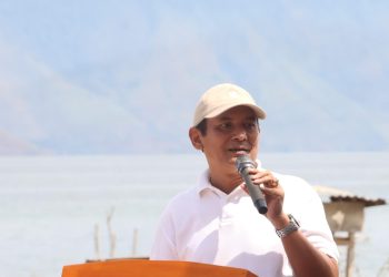 Sekda Kabupaten Samosir Marudut Tua Sitinjak resmi membuka Turnamen Voli Pantai Antar Pelajar Memperebutkan Piala Bupati Samosir 2025. (Foto: Hendrikoh).