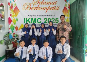 Syaiful Huda bersama murid-muridnya saat mengikuti Olimpiade IKMC (Internasional Kangaroo Mathematics Contest) di SMP Muhammadiyah Plus 2, 17 April 2025. (Foto: Arsip Narasumber).