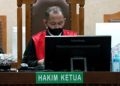 Ketua Majelis Hakim, Rios Rahmanto, sejak awal sidang pembacaan dakwaan hingga vonis, selalu memakai masker. (Foto: Ist./ okezone.com).