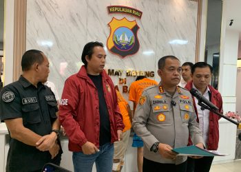 Polresta Barelang melakukan konferensi pers penangkapan dua tersangka pencurian dengan modus pecah kaca.