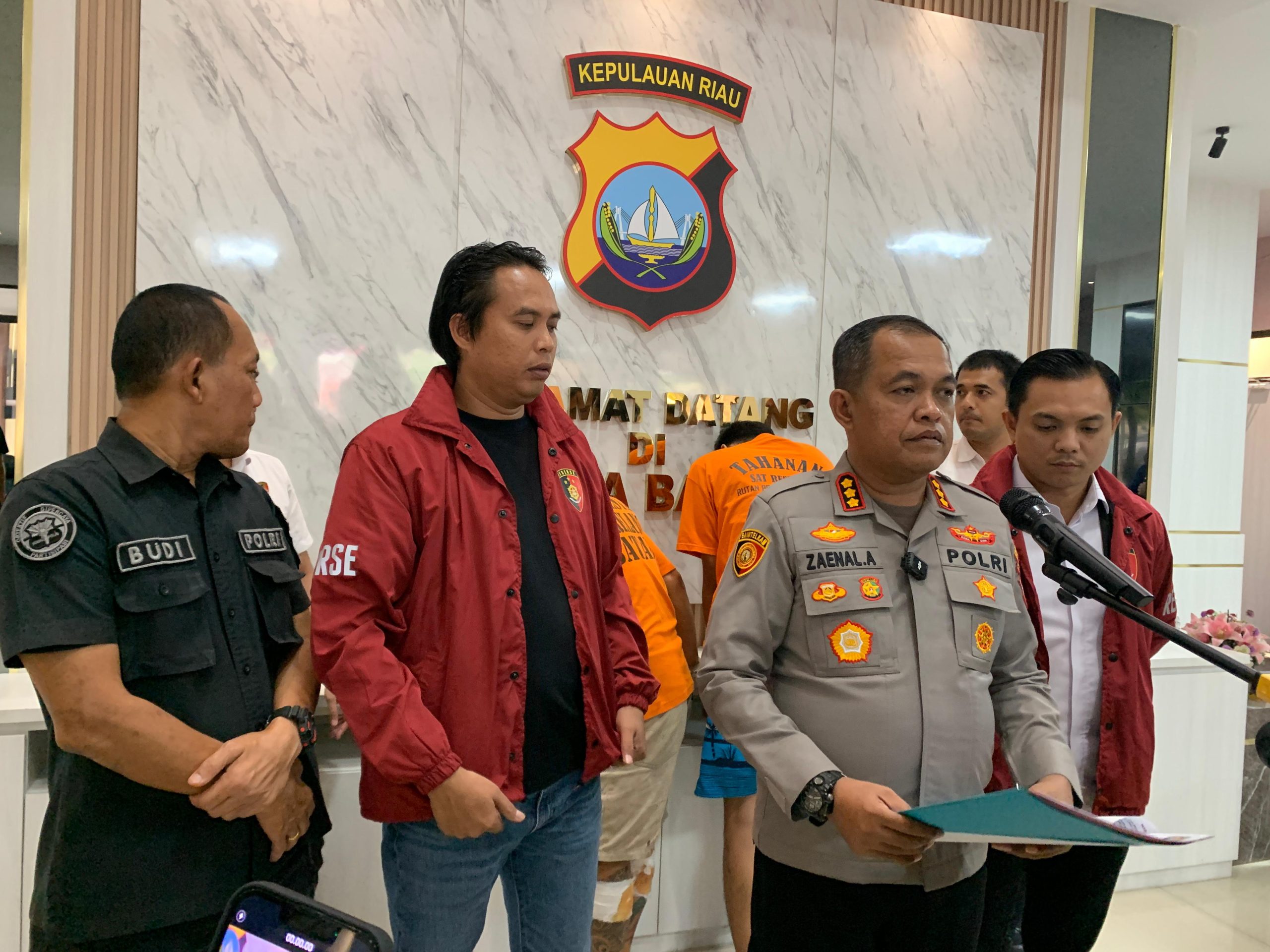 Polresta Barelang melakukan konferensi pers penangkapan dua tersangka pencurian dengan modus pecah kaca.