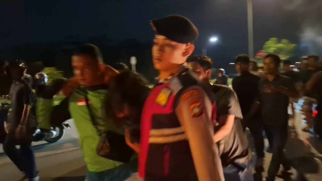 Pengamen yang diduga melempar batu ke driver ojol diamankan.