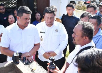 Gubernur Sumatera Utara Bobby Nasution Didampingi Bupati Samosir Vandico Timotius Gultom melakukan sidak ke PDAM Tirtanadi cabang Samosir. (Foto: Hendrikoh).