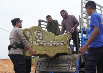 Tim dari BP Batam bantu perpindahan warga Rempang ke rumah baru di Tanjung Banun. (Foto: Humas BP).