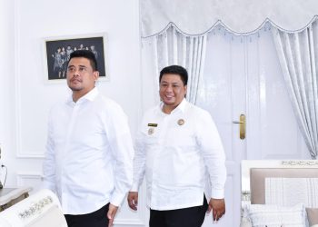 Gubernur Sumatra, Utara Bobby Nasution didampingi Bupati Samosir Vandico Timotius Gultom, Meninjau Rumah Dinas Bupati yang akan dihibahkan ke Pemkab Samosir.