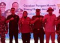 Anggota DPRD gagas kegiatan Gerakan Pangan Murah (GPM) yang berlangsung di halaman Polsek Bengkong, Kamis, 14 Agustus 2025. (Foto: Humas DPRD).