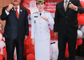 Anggota Dewan dan wakil Wali Kota Batam berfoto bersama setelah selesai upacara penurunan bendera, Minggu, 17 Agustus 2025. (Foto: Humas DPRD).