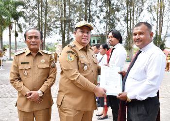 Bupati Samosir Vandico Timotius Gultom didampingi Wakil Bupati Ariston tua Sidauruk menyerahkan SK Pengangkatan Pegawai Pemerintah dengan Perjanjian Kerja (PPPK) formasi 2024. (Foto: Hendrikoh).