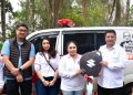 Shinta Triastuti Maruarar Sirait didampingi Batara Sirait adik dari menteri PKP Menyerahkan 1 Unit Mobil Ambulance Kepada Masyarakat Samosir Melalui Bupati Samosir Vandico Timotius Gultom. (Foto: Hendrikoh).