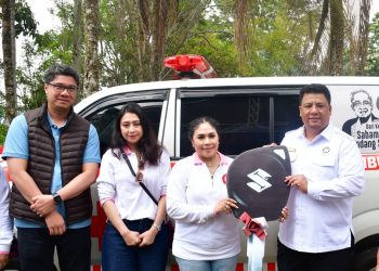 Shinta Triastuti Maruarar Sirait didampingi Batara Sirait adik dari menteri PKP Menyerahkan 1 Unit Mobil Ambulance Kepada Masyarakat Samosir Melalui Bupati Samosir Vandico Timotius Gultom. (Foto: Hendrikoh).
