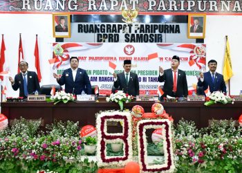 HUT RI Ke-80, Bupati Samosir dan wakil Bupati bersama DPRD dengarkan Pidato Kenegaraan Presiden RI Tahun 2025. (Foto: Hendrikoh).