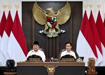 Presiden Prabowo Subianto (kiri) didampingi Wakil Presiden Gibran Rakabuming Raka saat memimpin Sidang Kabinet Paripurna di Istana Negara, Jakarta  Rabu 6 Agustus 2025. (Foto: Ist./ presidenri.go.id).