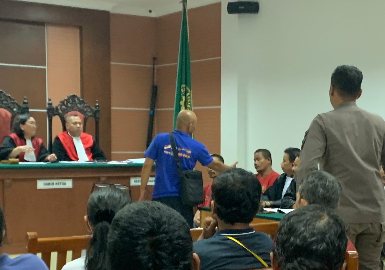 Jonas mencoba bersalaman dengan Supanda di ruang sidang PB Batam