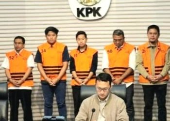 Lima tersangka (pakai rompi oranye) hasil rangkaian Operasi Tangkap Tangan (OTT) di tiga lokasi Sulawesi Tenggara, Sulawesi Selatan, dan Jakarta saat diperlihatkan kepada pers pada Sabtu 9/8/2025 di Gedung KPK Kuningan, Jakarta. (Foto: Ist./ harianpelita.id).