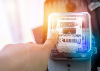 Meter listrik konsumen rumah tangga, alat ukur pemakaian energi listrik PLN. (Foto: Ist./ shutterstock/jittawit 21).