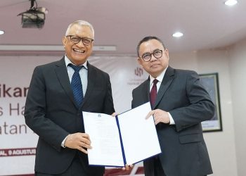Mabtan Menteri Energi dan Sumber Daya Mineral - ESDM, Sudirman Said (kanan) menerima Surat Keputusan pengangkatan dirinya sebagai Rektor Universitas Harkat Negeri (UHN) Tegal dari Ketua Yayasan Pendidikan Harapan Bersama, Iwan Faidi, di kampus UHN jalan Mataram, Kota Tegal, Jawa Tengah, Sabtu, 9 Agustus 2025. (Dok. Humas UHN Tegal).