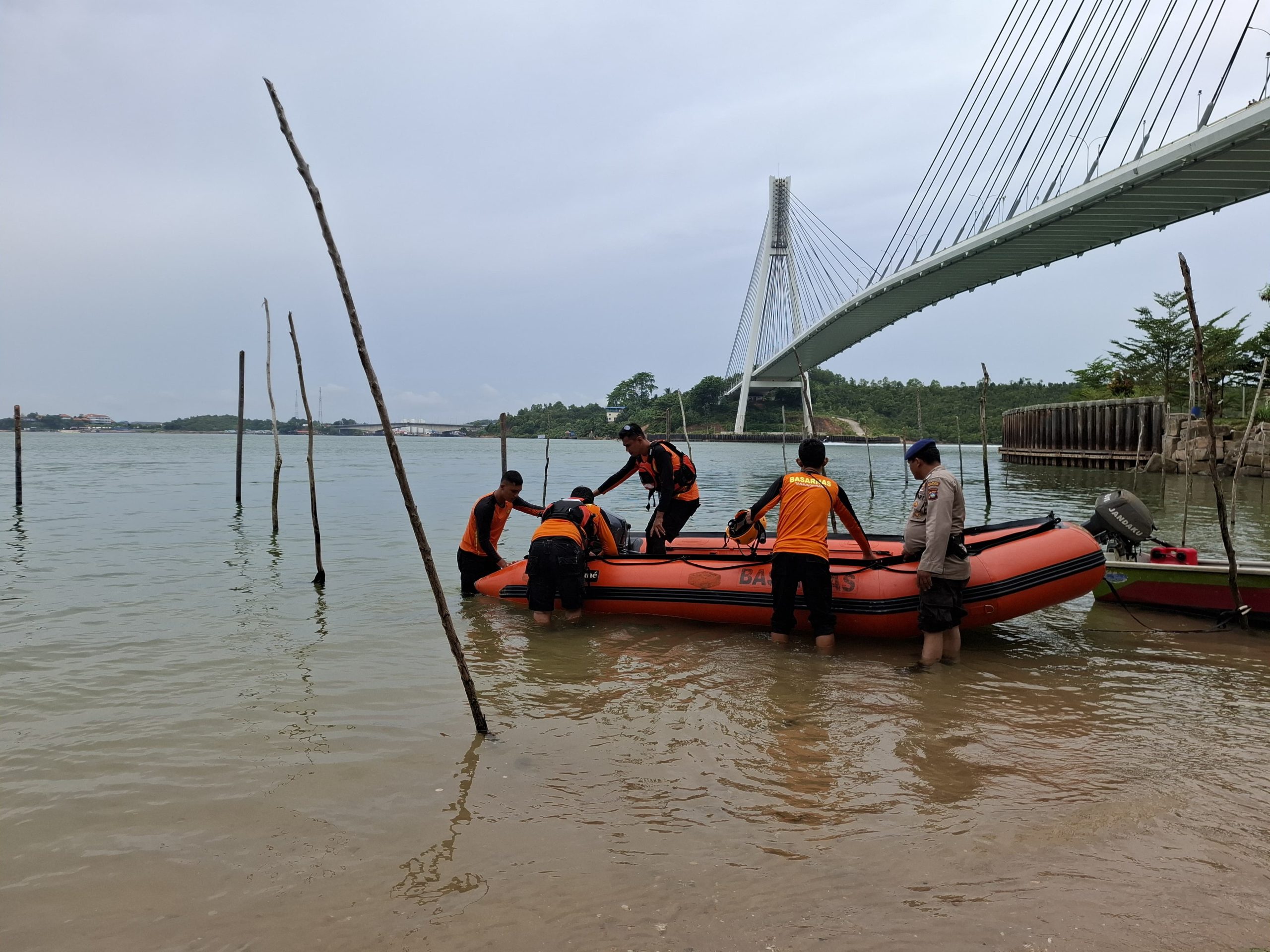 Pria 23 tahun diduga terjun dari Jembatan 1 Barelang
