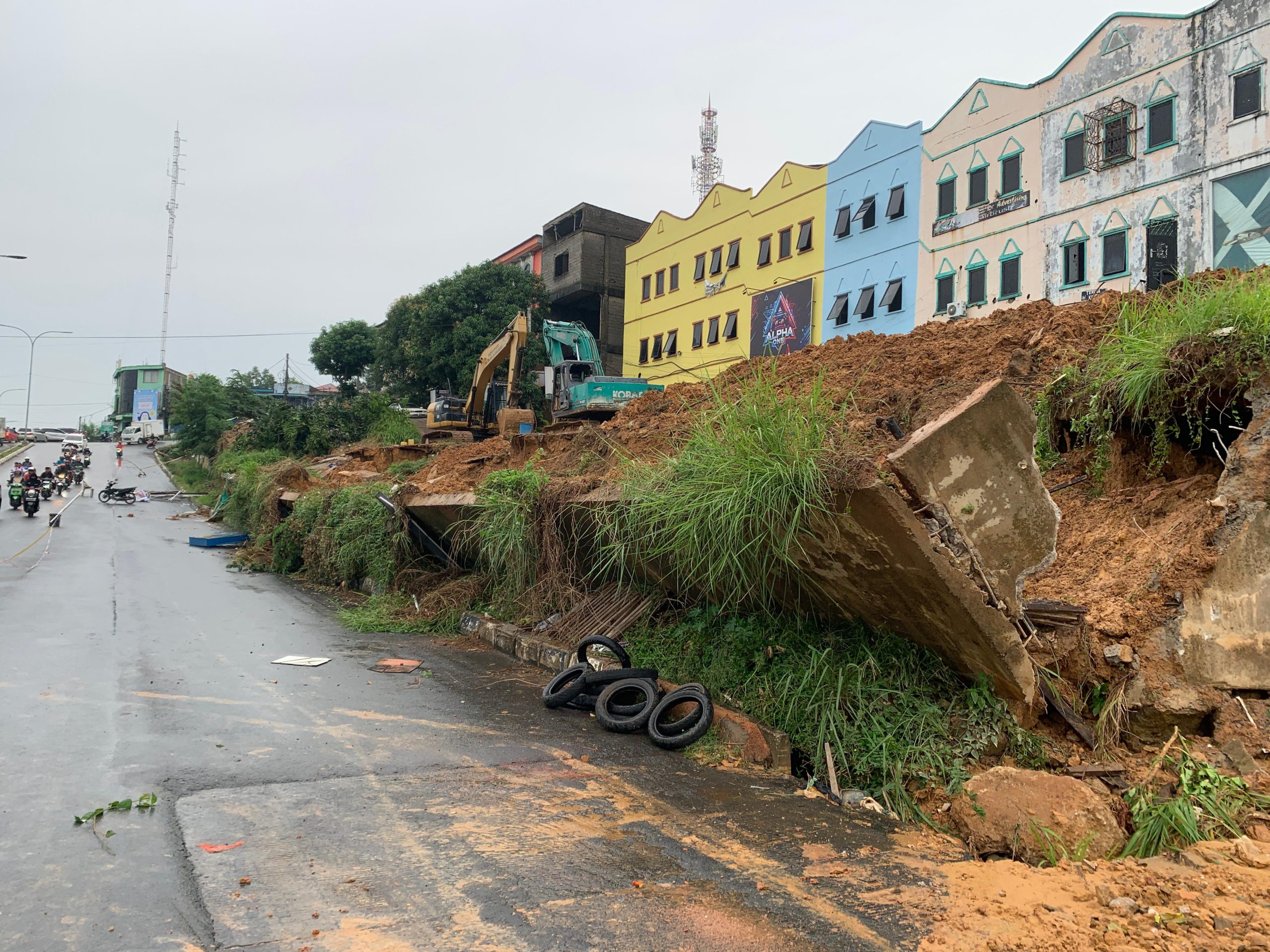 Longsor di Simpang Pantek