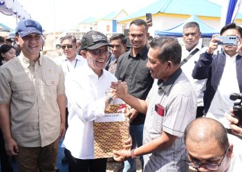 Kepala BP Batam, Amsakar Achmad serahkan SHM kepada warga Rempang yang sudah pindah ke Tanjung Banon. (Foto: Humas BP).
