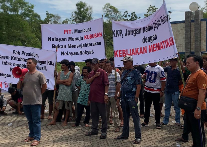 Nelayan melakukan aksi demo
